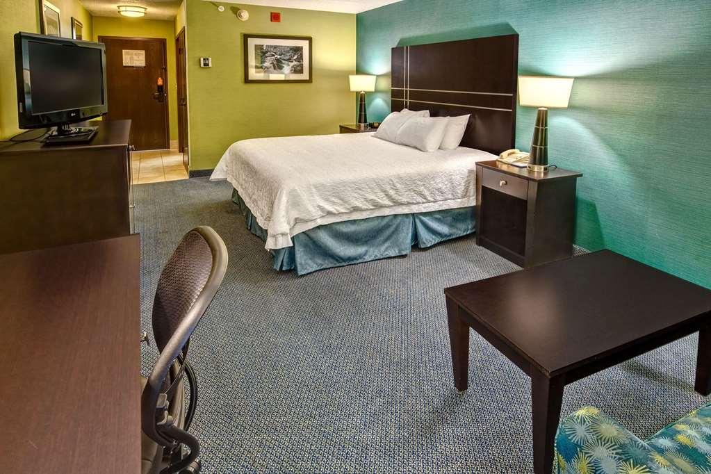 Hampton Inn Greensburg Room photo