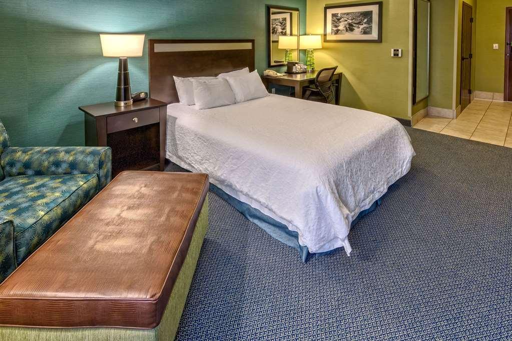 Hampton Inn Greensburg Room photo