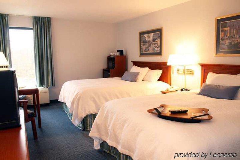 Hampton Inn Greensburg Room photo