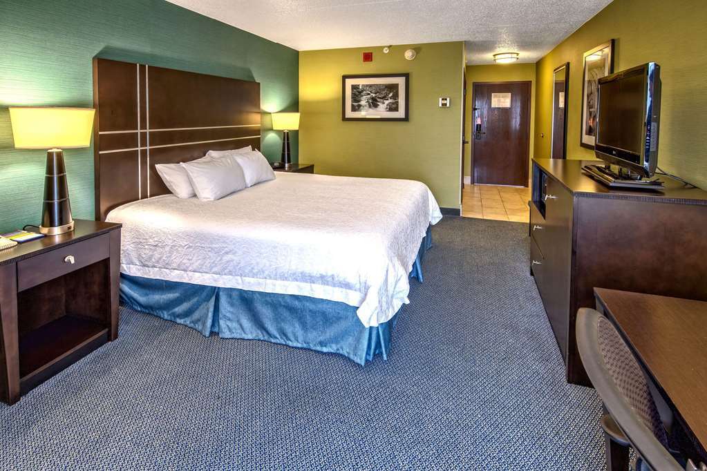 Hampton Inn Greensburg Room photo